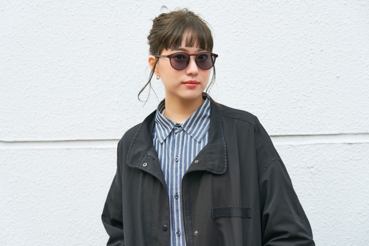 紫外線の量によって色が変わる調光サングラス