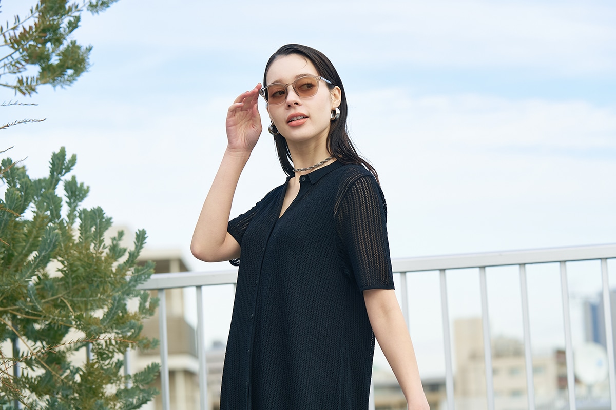 紫外線の量によって色が変わる調光サングラス