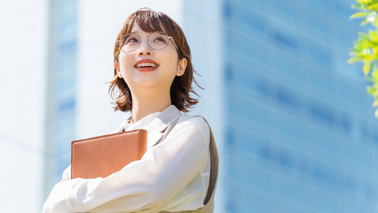 メガネ女子必見!似合うヘアスタイルやファッションのポイント