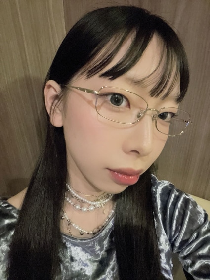 「ロングヘア」と「スクエアメガネ」