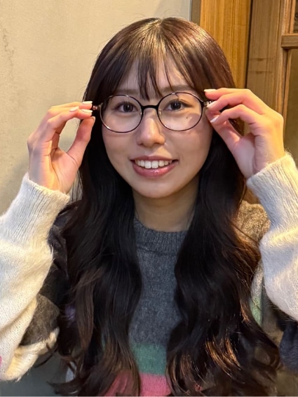 「パーマヘア」と「ラウンドメガネ」