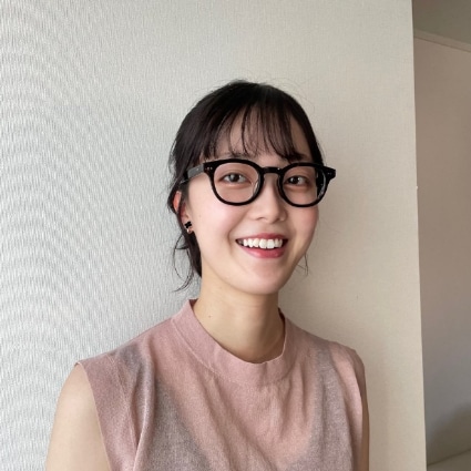 「ポニーテール」と「ボストンメガネ」
