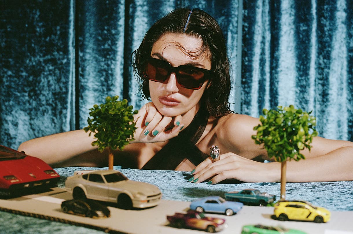 「妄想ノスタルジア 車の女のデジャヴな夜」 クールで知的な印象のウェリントン型