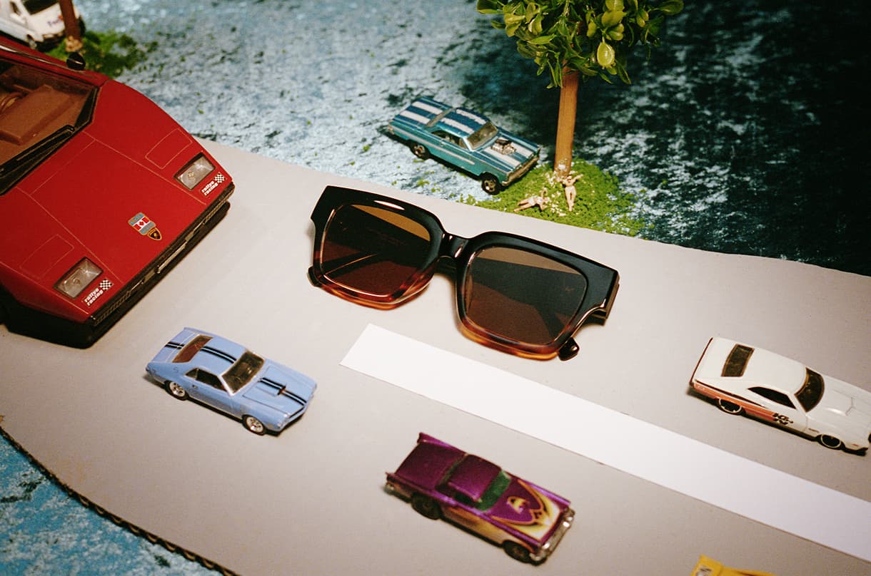 「妄想ノスタルジア 車の女のデジャヴな夜」 クールで知的な印象のウェリントン型