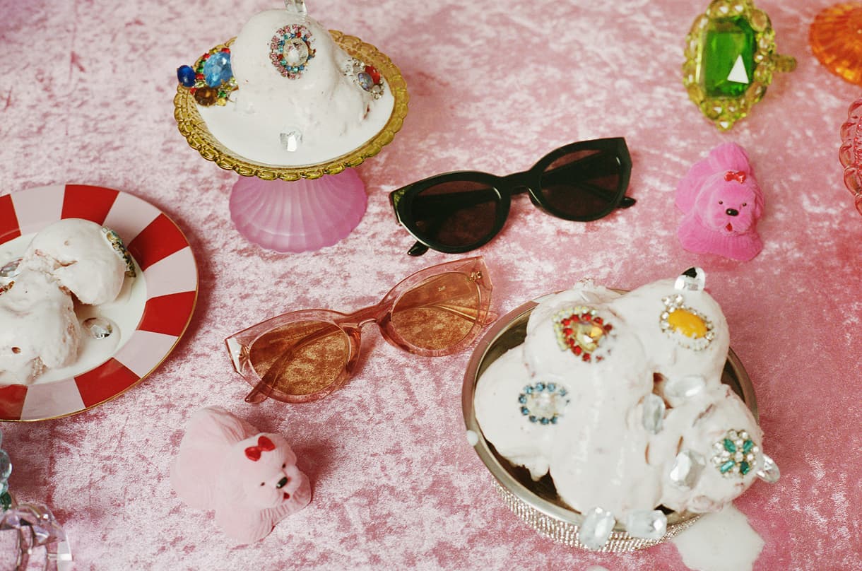 「マダム・アイリスとその愛犬の奇妙な日常」 トレンドのキャットアイサングラス