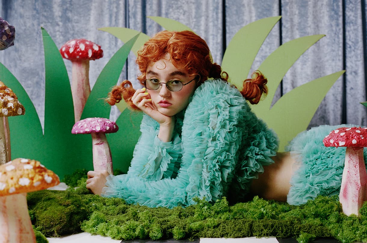 「不思議な国の少女ヘイリーの変な夢」 エレガンスな印象のオーバル型メタルフレーム