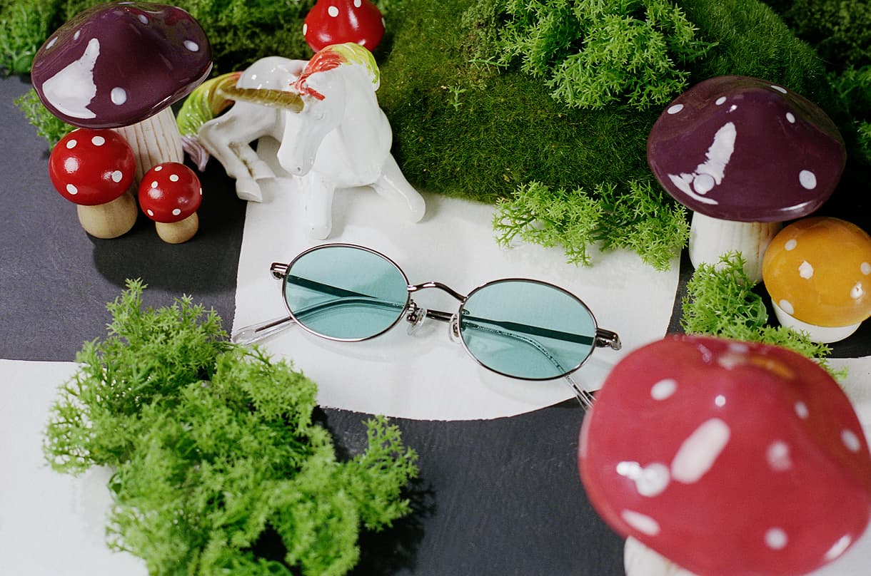 「不思議な国の少女ヘイリーの変な夢」 エレガンスな印象のオーバル型メタルフレーム