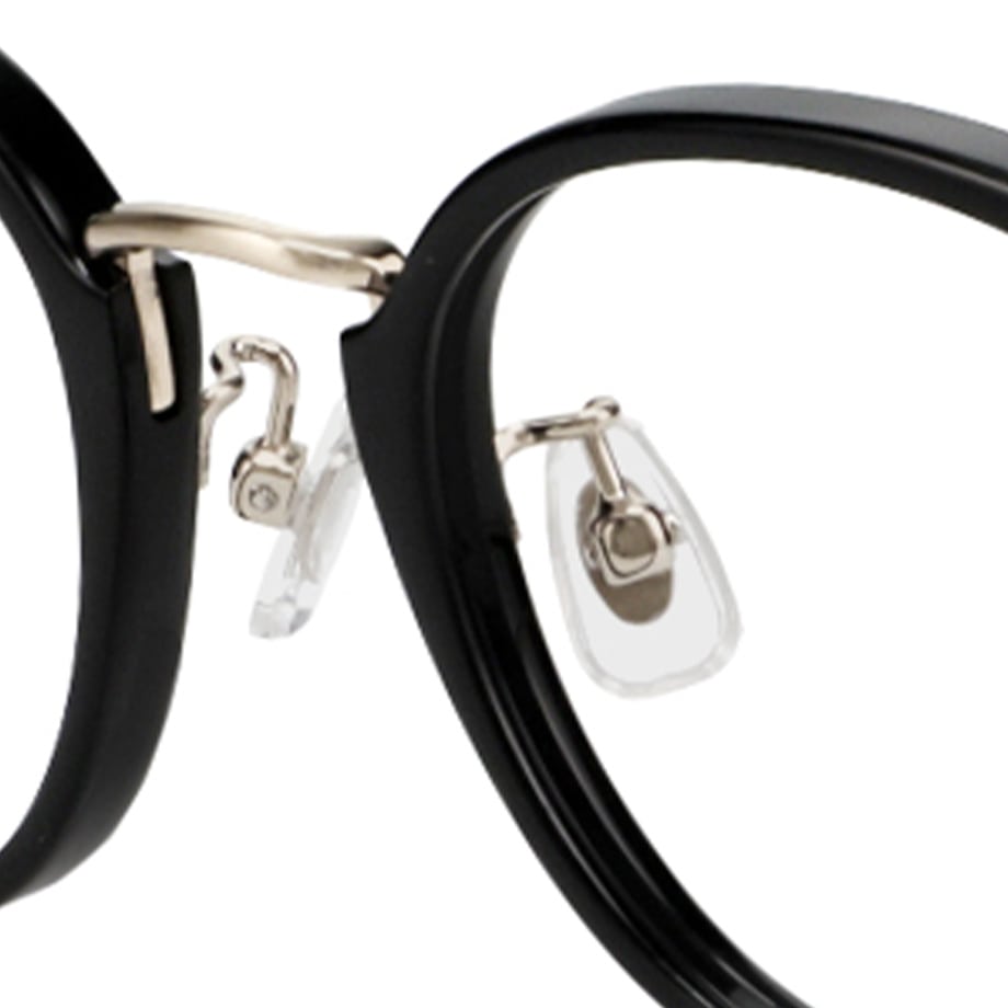 鼻パッド付きのデザインにはわずらわしいメガネのズレを軽減するシリコンパッドを使用。