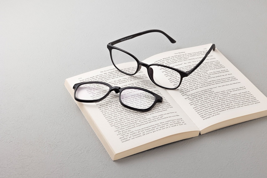 Zoff READING GLASSES 老眼鏡 Zoff READING 2WAY いつものメガネと、<br>リーディンググラス(老眼鏡)がこれ1本に。