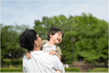 子どもにメガネを触られることが気になる方や、子どものメガネのキズつきが気になる方